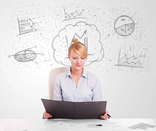 Zakelijke vrouw zitten aan tafel met de hand getekend grafiek grafieken — Stockfoto