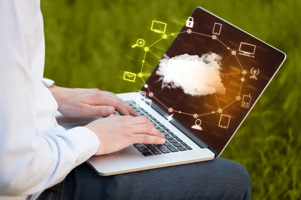 Trabajar a mano con un diagrama de Cloud Computing — Foto de Stock