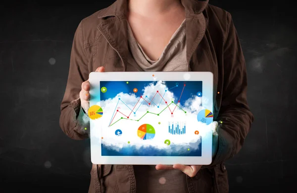 Πρόσωπο που κρατά ένα touchpad με τεχνολογία cloud και διαγράμματα — Φωτογραφία Αρχείου