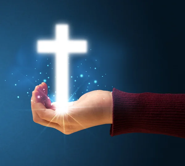Croce incandescente nella mano di una donna — Foto Stock