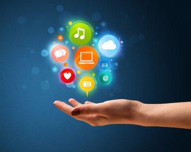 bir kadının elinde Multimedya simgeler