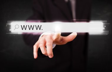 Genç işadamı www işareti ile web tarayıcı adres çubuğuna dokunuyor