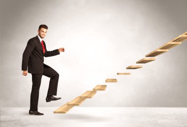 Bir merdiven çıkıyorum