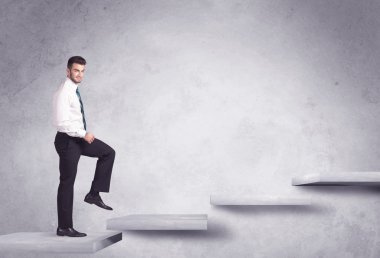 Bir merdiven çıkıyorum