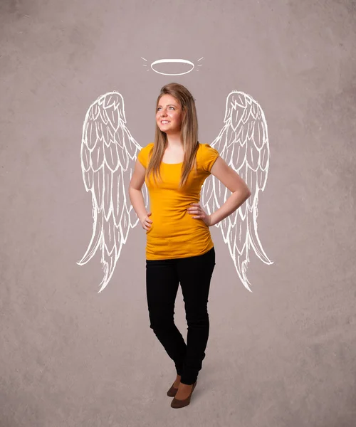 可爱的小女孩，带着天使图上的翅膀 — 图库照片