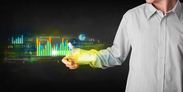 Mladý podnikatel dotýká barevné grafy a diagramy — Stock fotografie