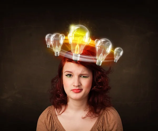 Vrouw met gloeilampen cirkelen rond haar hoofd — Stockfoto