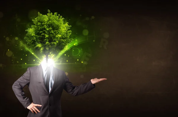 Homme avec tête d'arbre vert concept — Photo