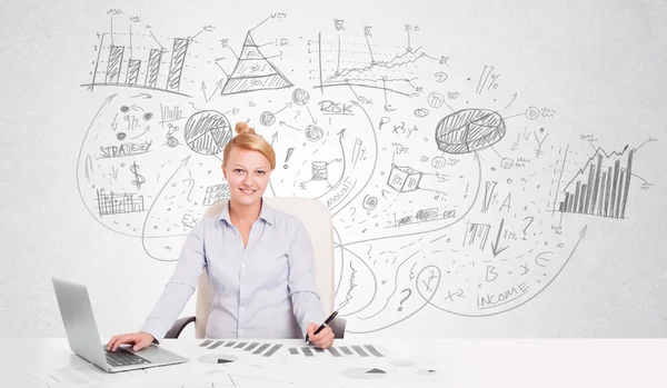 Geschäftsfrau am Schreibtisch mit handgezeichneten Diagrammen — Stockfoto