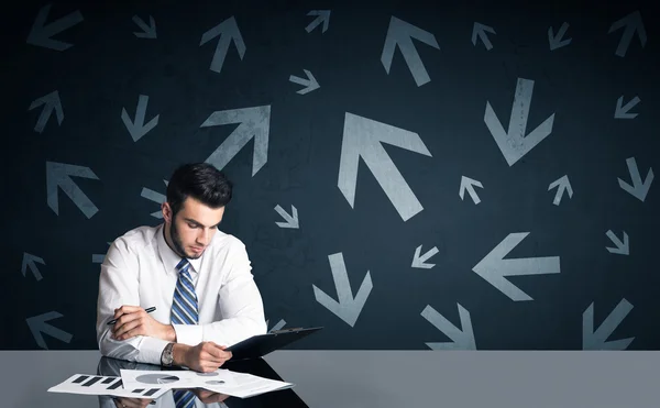 Geschäftsmann mit Pfeilen im Hintergrund — Stockfoto