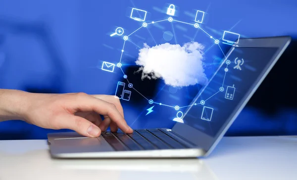 Trabajar a mano con un diagrama de Cloud Computing — Foto de Stock