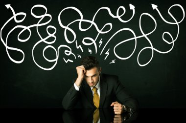 Depresyondaki işadamı çizgili çizgiler altında oturuyor