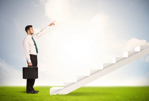 Persona de negocios subiendo por la escalera blanca en la naturaleza — Foto de Stock