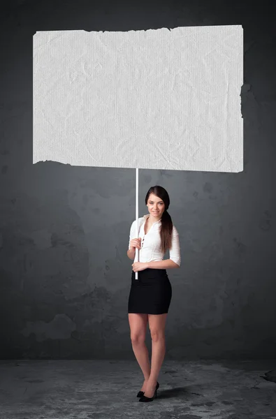 Empresaria con papel de folleto en blanco — Foto de Stock