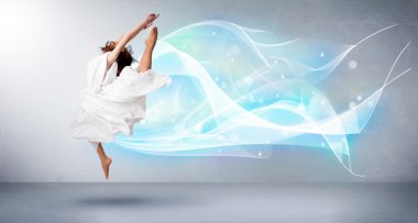 Etrafında soyut mavi eşarpla atlayan sevimli bir genç.