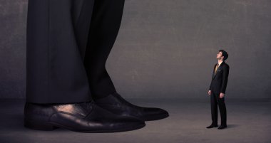 Büyük bacaklar ve küçük iş adamları ön planda duruyor.