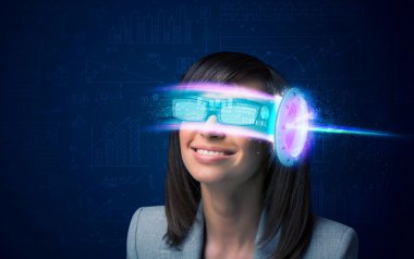 Gelecekten gelen yüksek teknoloji akıllı telefon gözlüklü kadın. 