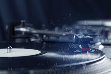 Turntable elle çizilmiş çizgilerle müzik çalıyor