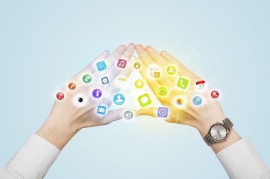 Eller mobil uygulama simgeleri ile bir form oluşturuluyor