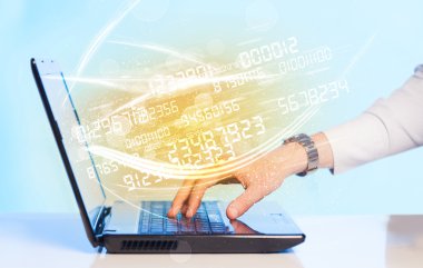 Modern defter üzerinde gelen sayı teknoloji veri ile yazarak adam