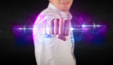 İş adamı gelecekteki teknoloji veri ağı tutuyor 