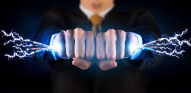 Elektrik kablolarını tutan iş adamı