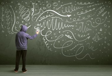 Genç şehir ressamı çiziyor