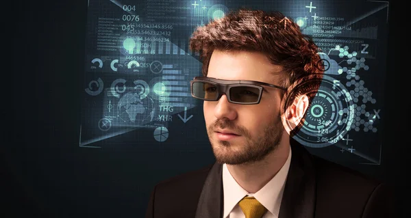 Hombre joven mirando con gafas futuristas inteligentes de alta tecnología — Foto de Stock