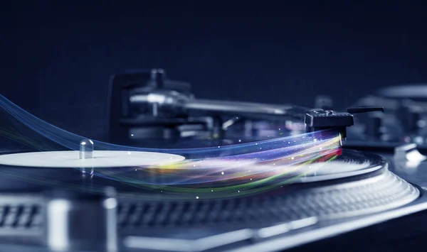 Музыкальный проигрыватель играет виниловую музыку с красочными абстрактными линиями — стоковое фото