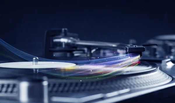 Lettore musicale che riproduce musica in vinile con linee astratte colorate — Foto Stock