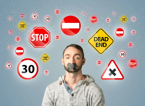 Jeune homme avec bouche collée et feux de signalisation — Photo