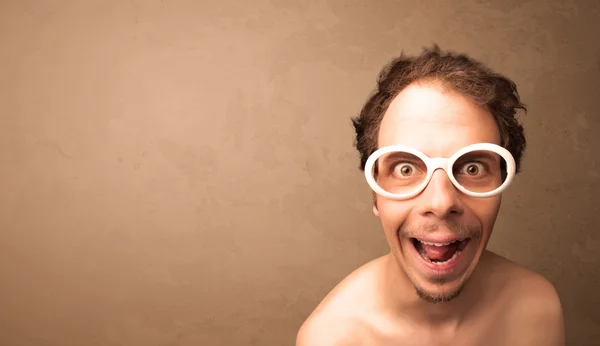 Ritratto di un giovane uomo divertente con occhiali da sole e copyspace — Foto Stock