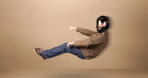 Heureux homme drôle conduisant un concept de voiture volante — Photo