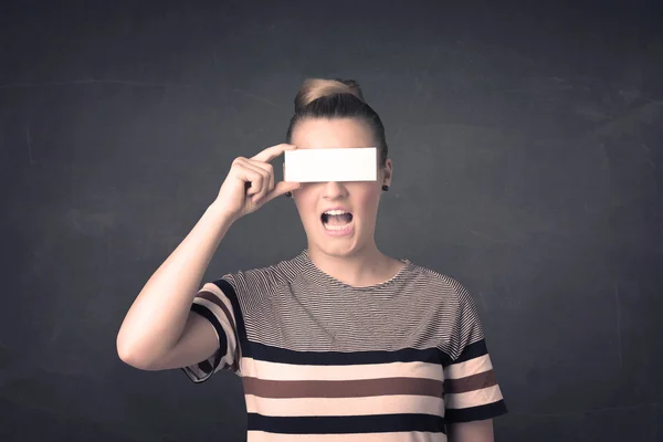 Menina bonita segurando papel espaço em branco cópia em seus olhos — Fotografia de Stock