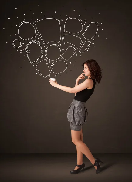 Üzletasszony kezében egy fehér csésze beszéd buborékok — Stock Fotó