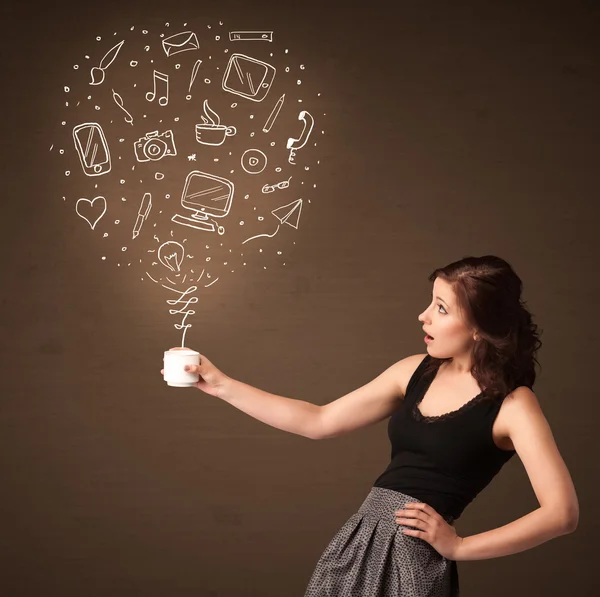 İş kadını elinde sosyal medya simgeleriyle beyaz bir kupa tutuyor — Stok fotoğraf