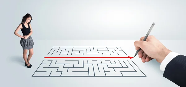 Affärskvinna söker labyrint till hands ritning lösning — Stockfoto