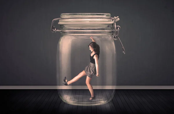 Mujer de negocios atrapada en un concepto de frasco de vidrio —  Fotos de Stock