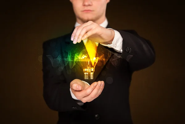 電球を持っているビジネスマン — ストック写真