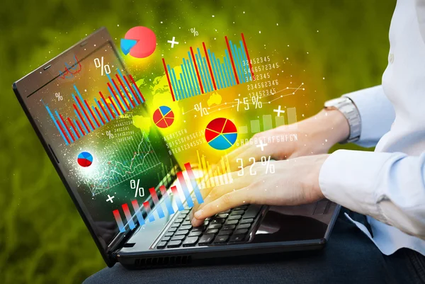 Modern dizüstü dizüstü bilgisayar grafik simgeleri ile yazarak el — Stok fotoğraf