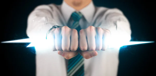 Affärsman håller glödande blixt i sina händer — Stockfoto
