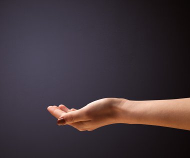 kadın sunan kopya alanı