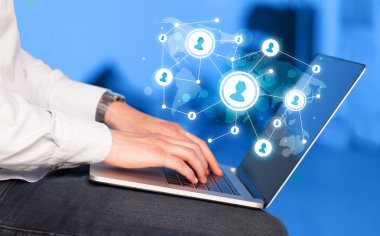 El dizüstü bilgisayar ve Sosyal Medya Icons yakın çekim