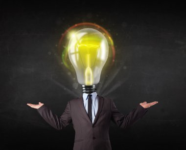 Ampul kafalı bir iş adamı.