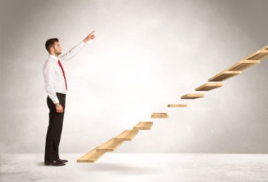 Bir merdiven çıkıyorum