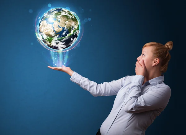 Empresária segurando globo de terra brilhante — Fotografia de Stock
