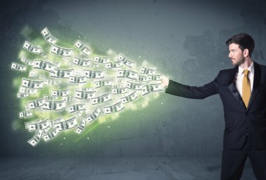 İş adamı bir sürü dolar savuruyor.