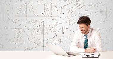 İş hesaplamaları geçmişi olan bir iş adamı