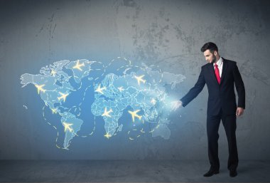 Dünyanın dört bir yanındaki uçaklarla dijital harita gösteren bir iş adamı