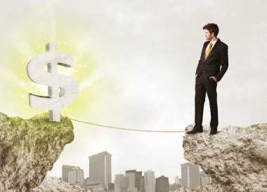 Bir dolar işareti ile rock dağda işadamı